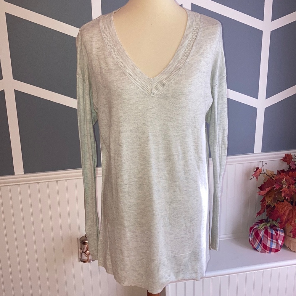 V-neck lightweight tunic knit